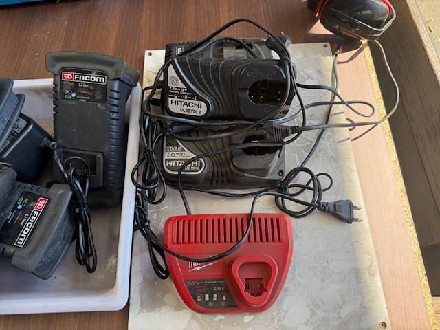 Assortiment laders o.a. hitachi, milwaukee, facom - afbeelding 4 van  4