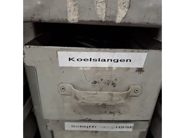 Assortiment metaalbewerking instrumenten in werkplaatskast - afbeelding 4 van  54