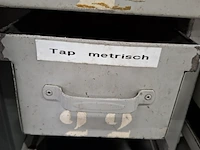 Assortiment metaalbewerking instrumenten in werkplaatskast - afbeelding 8 van  54