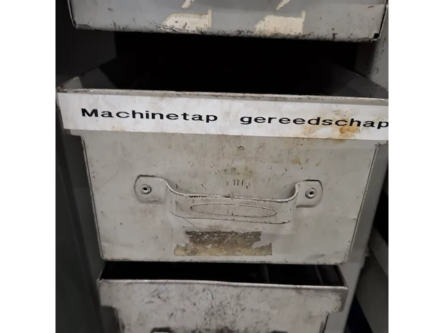 Assortiment metaalbewerking instrumenten in werkplaatskast - afbeelding 10 van  54