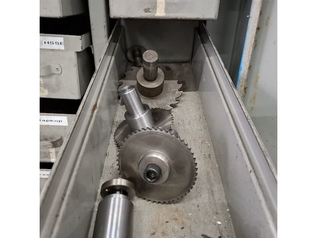 Assortiment metaalbewerking instrumenten in werkplaatskast - afbeelding 21 van  54