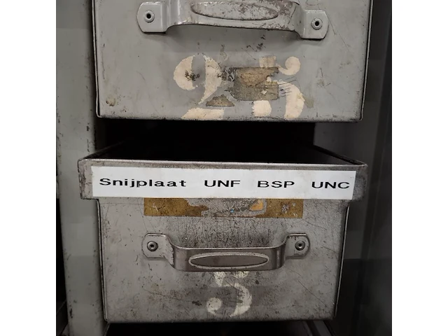 Assortiment metaalbewerking instrumenten in werkplaatskast - afbeelding 22 van  54