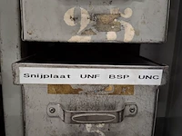 Assortiment metaalbewerking instrumenten in werkplaatskast - afbeelding 22 van  54