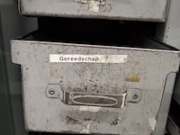 Assortiment metaalbewerking instrumenten in werkplaatskast - afbeelding 31 van  54
