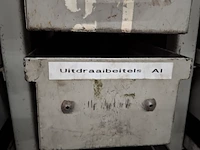 Assortiment metaalbewerking instrumenten in werkplaatskast - afbeelding 36 van  54