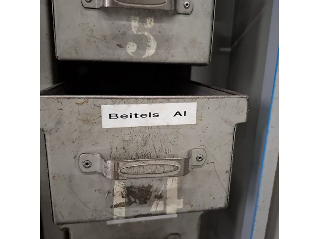 Assortiment metaalbewerking instrumenten in werkplaatskast - afbeelding 38 van  54