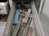 Assortiment metaalbewerking instrumenten in werkplaatskast - afbeelding 41 van  54