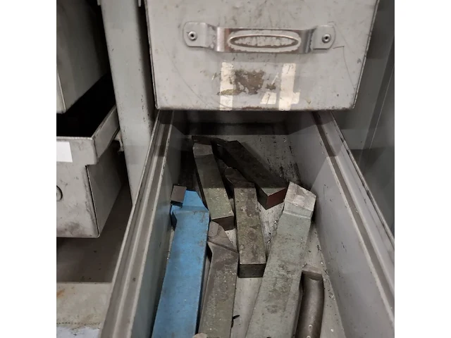 Assortiment metaalbewerking instrumenten in werkplaatskast - afbeelding 42 van  54