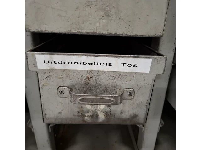 Assortiment metaalbewerking instrumenten in werkplaatskast - afbeelding 43 van  54