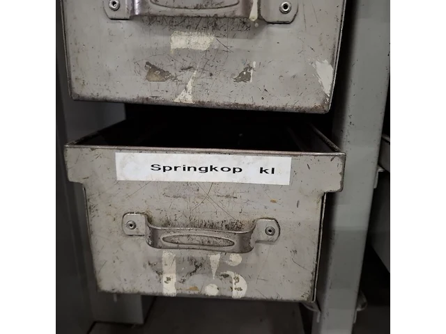 Assortiment metaalbewerking instrumenten in werkplaatskast - afbeelding 48 van  54