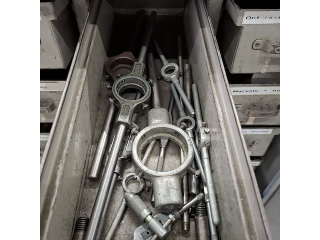 Assortiment metaalbewerking instrumenten in werkplaatskast - afbeelding 52 van  54