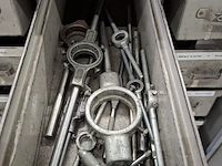 Assortiment metaalbewerking instrumenten in werkplaatskast - afbeelding 52 van  54