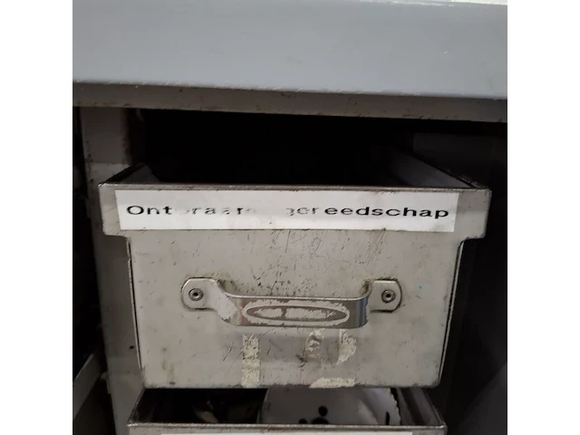 Assortiment metaalbewerking instrumenten in werkplaatskast - afbeelding 53 van  54