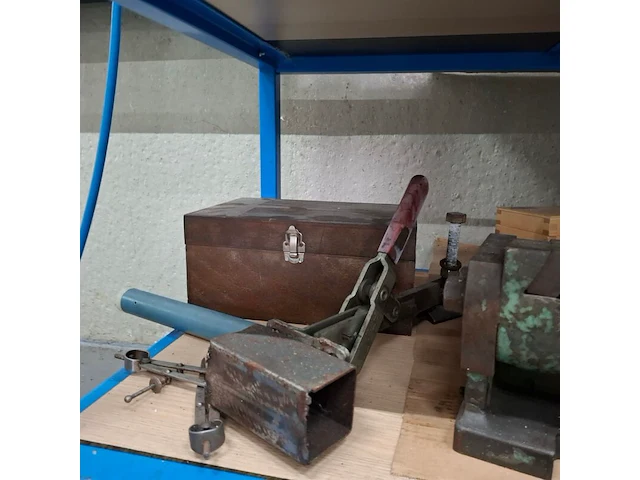 Assortiment metaalbewerkingsgereedschappen en toebehoren - afbeelding 7 van  20