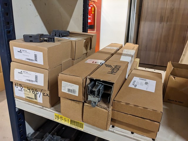 Assortiment meubelbevestigingsmateriaal, o.a. hettich - afbeelding 7 van  34