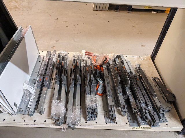 Assortiment meubelbevestigingsmateriaal, o.a. hettich - afbeelding 11 van  34