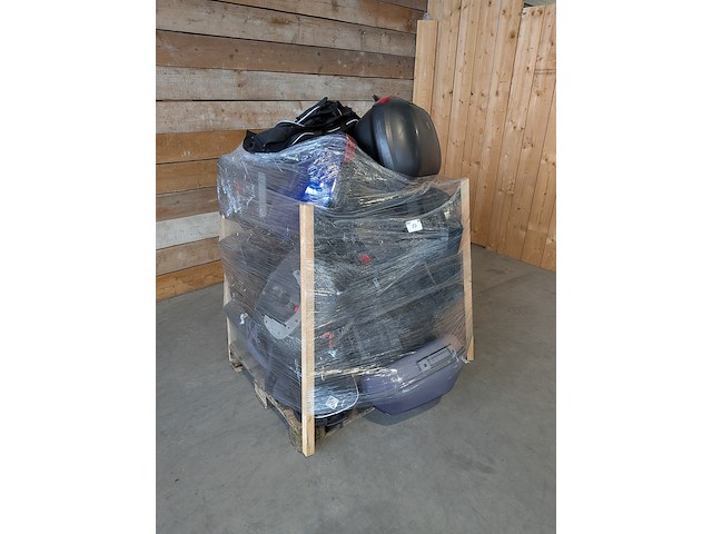 Assortiment motorkoffers en tassen, o.a. kemi moto, givi - afbeelding 1 van  7
