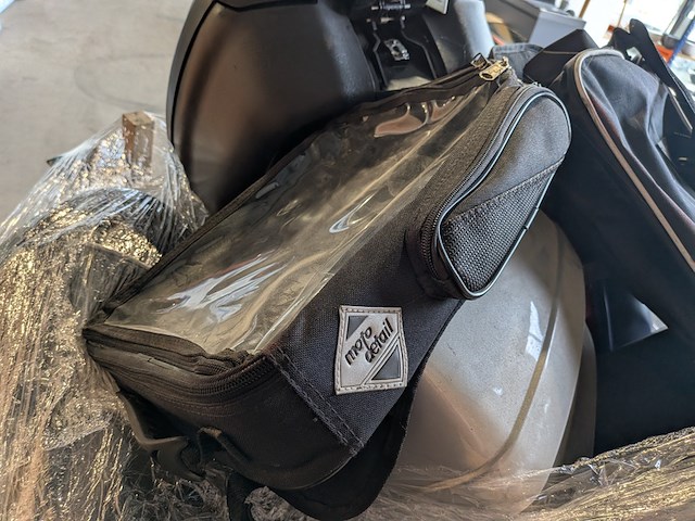 Assortiment motorkoffers en tassen, o.a. kemi moto, givi - afbeelding 3 van  7