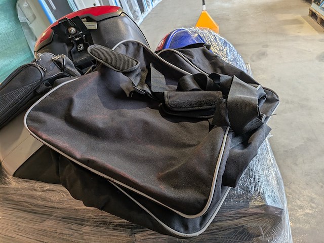 Assortiment motorkoffers en tassen, o.a. kemi moto, givi - afbeelding 5 van  7