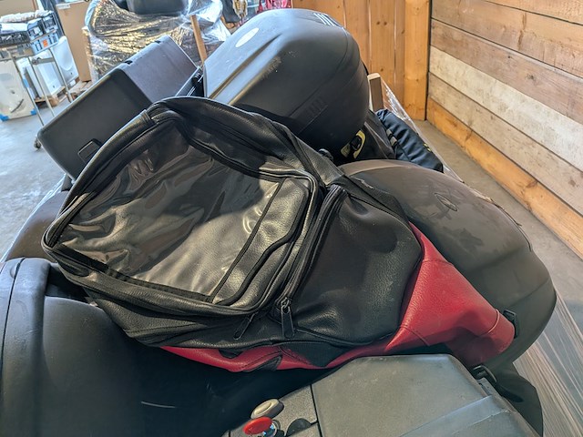 Assortiment motorkoffers en tassen, o.a. triumph, ducati, honda - afbeelding 2 van  10