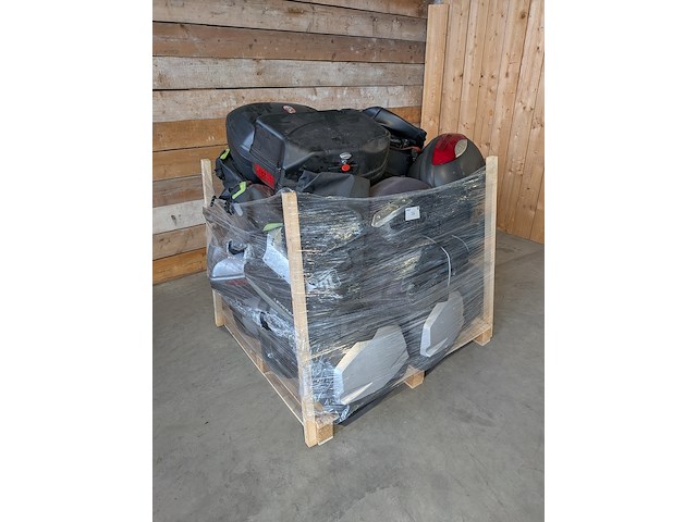 Assortiment motorkoffers en tassen, o.a. triumph, ducati, honda - afbeelding 1 van  10