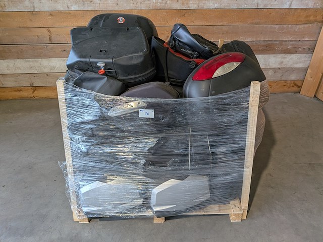 Assortiment motorkoffers en tassen, o.a. triumph, ducati, honda - afbeelding 3 van  10