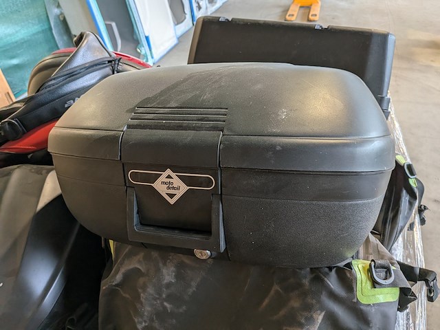 Assortiment motorkoffers en tassen, o.a. triumph, ducati, honda - afbeelding 4 van  10