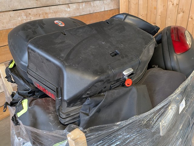 Assortiment motorkoffers en tassen, o.a. triumph, ducati, honda - afbeelding 5 van  10