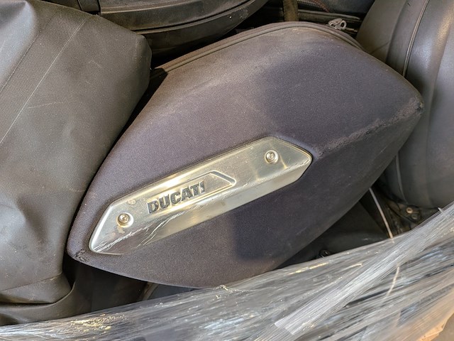 Assortiment motorkoffers en tassen, o.a. triumph, ducati, honda - afbeelding 6 van  10