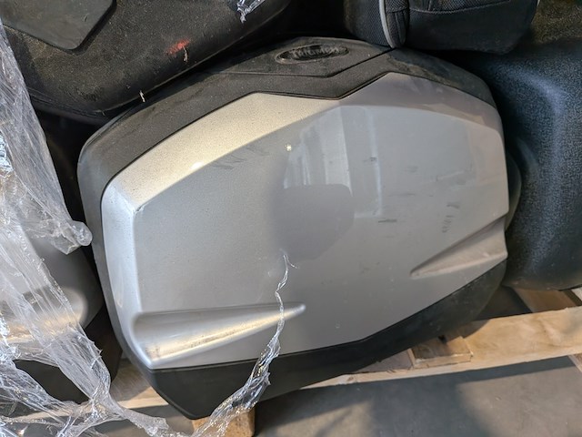 Assortiment motorkoffers en tassen, o.a. triumph, ducati, honda - afbeelding 7 van  10