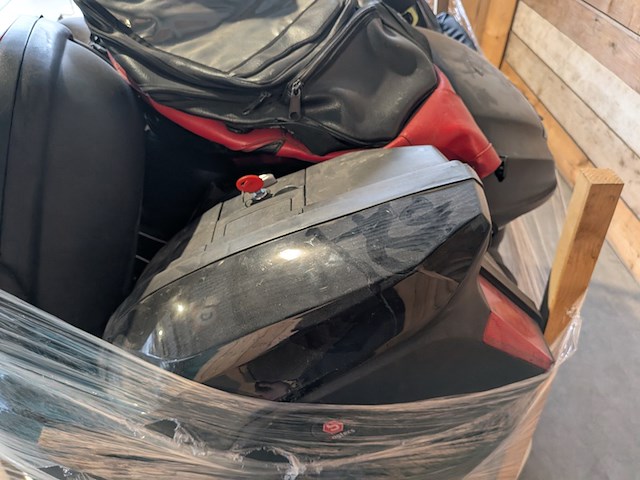 Assortiment motorkoffers en tassen, o.a. triumph, ducati, honda - afbeelding 9 van  10