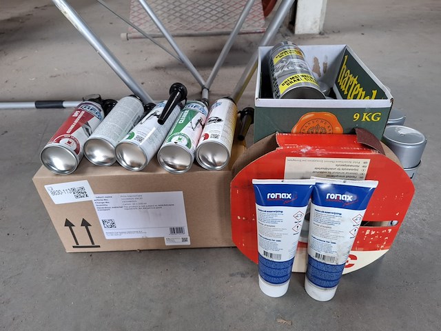 Assortiment o.a. cleaner, smeermiddelen - afbeelding 1 van  7
