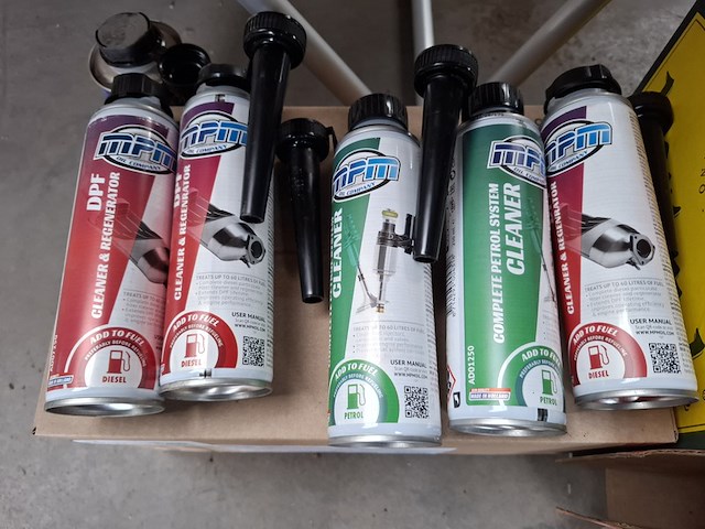 Assortiment o.a. cleaner, smeermiddelen - afbeelding 2 van  7