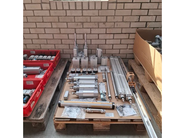 Assortiment pneumatische cilinders en toebehoren o.a. festo, norgren - afbeelding 1 van  25