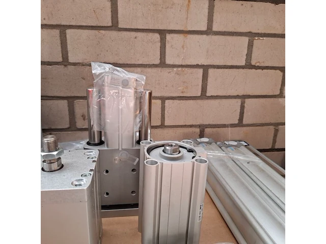 Assortiment pneumatische cilinders en toebehoren o.a. festo, norgren - afbeelding 13 van  25