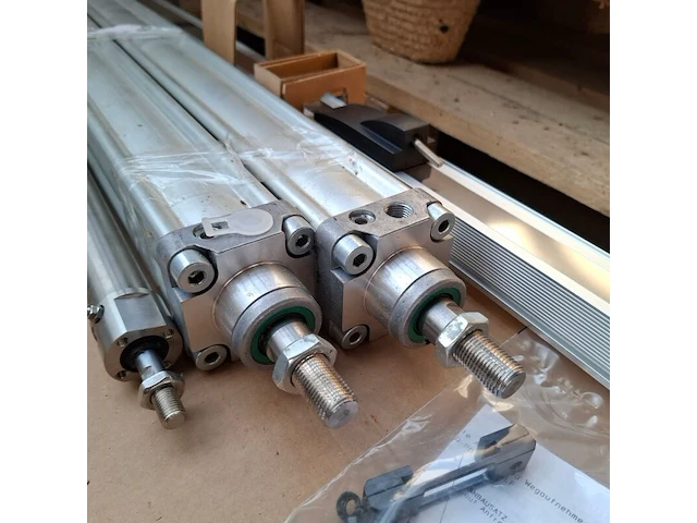 Assortiment pneumatische cilinders en toebehoren o.a. festo, norgren - afbeelding 16 van  25