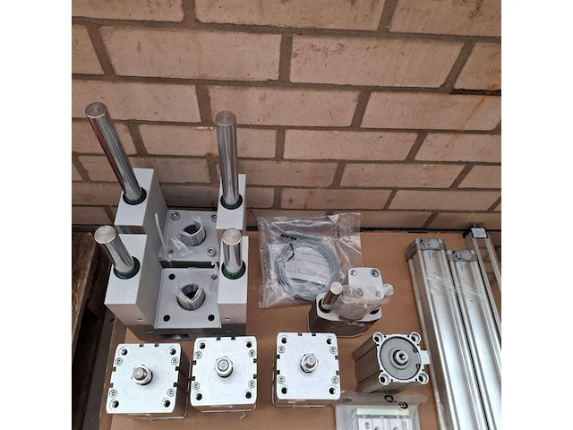 Assortiment pneumatische cilinders en toebehoren o.a. festo, norgren - afbeelding 21 van  25