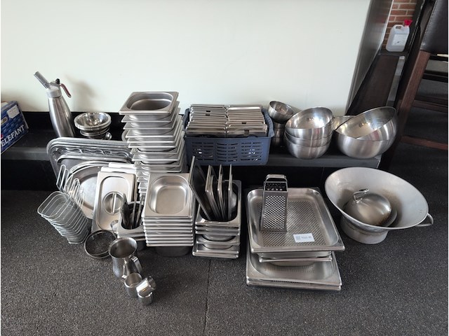 Assortiment rvs horeca keukenbenodigdheden - afbeelding 1 van  4