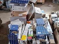 Assortiment sanitair toebehoren, o.a. grohe - afbeelding 1 van  21