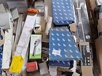 Assortiment sanitair toebehoren, o.a. grohe - afbeelding 15 van  21