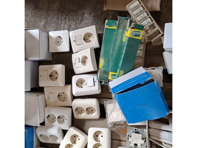 Assortiment schakelmateriaal o.a. busch en jaeger, berker - afbeelding 2 van  17