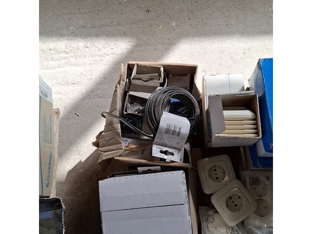 Assortiment schakelmateriaal o.a. busch en jaeger, berker - afbeelding 5 van  17