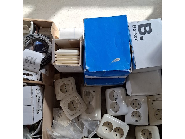 Assortiment schakelmateriaal o.a. busch en jaeger, berker - afbeelding 6 van  17