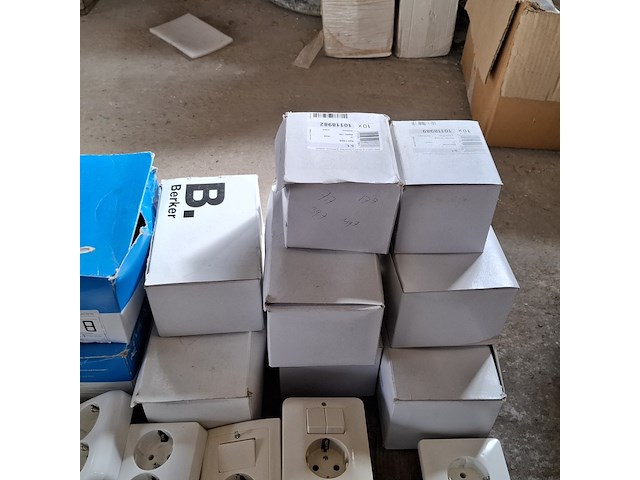 Assortiment schakelmateriaal o.a. busch en jaeger, berker - afbeelding 8 van  17