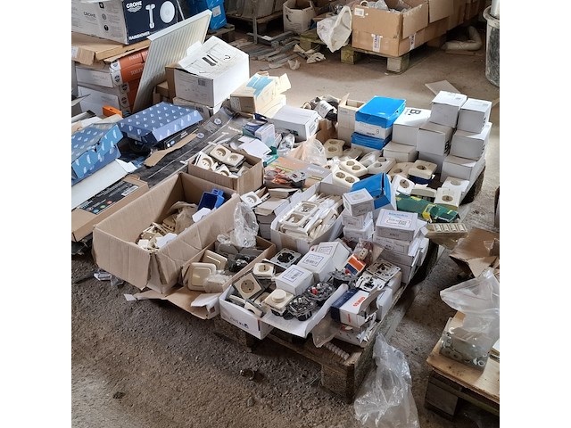 Assortiment schakelmateriaal o.a. busch en jaeger, berker - afbeelding 10 van  17