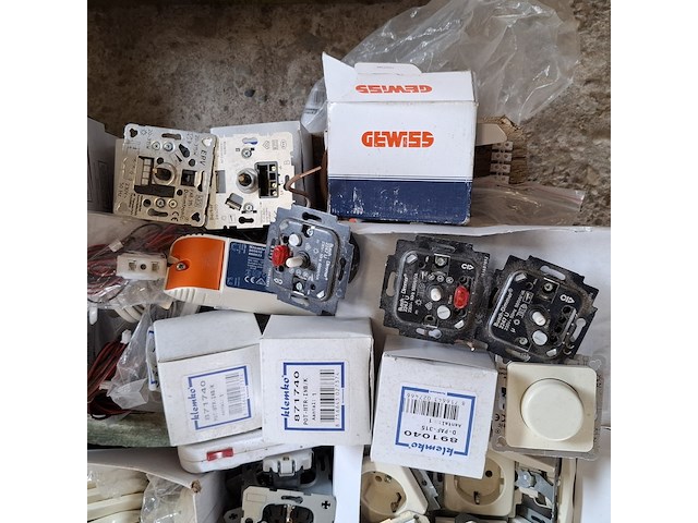 Assortiment schakelmateriaal o.a. busch en jaeger, berker - afbeelding 11 van  17