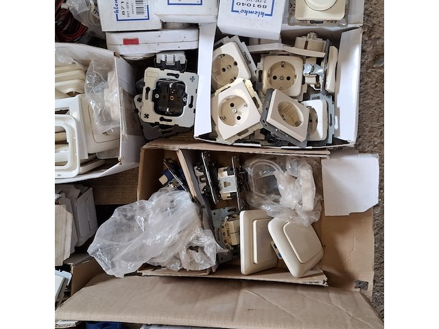 Assortiment schakelmateriaal o.a. busch en jaeger, berker - afbeelding 12 van  17