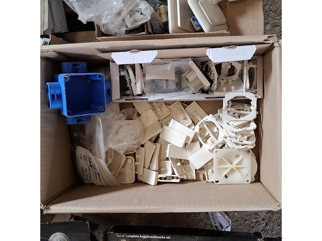 Assortiment schakelmateriaal o.a. busch en jaeger, berker - afbeelding 13 van  17