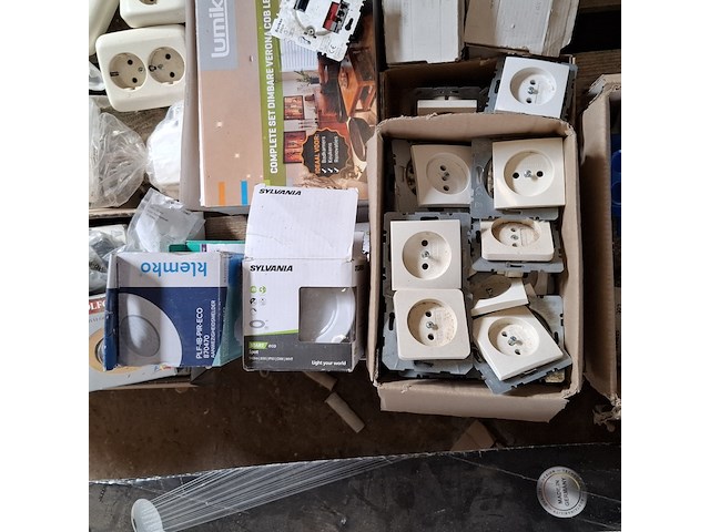 Assortiment schakelmateriaal o.a. busch en jaeger, berker - afbeelding 14 van  17