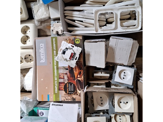 Assortiment schakelmateriaal o.a. busch en jaeger, berker - afbeelding 15 van  17